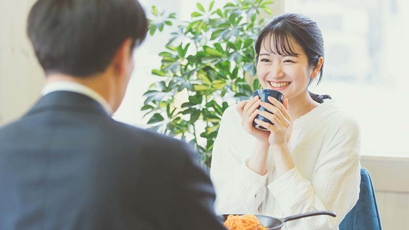 女性とのお見合いで会話が弾む男性 - 立川結婚相談所 婚活ラボ